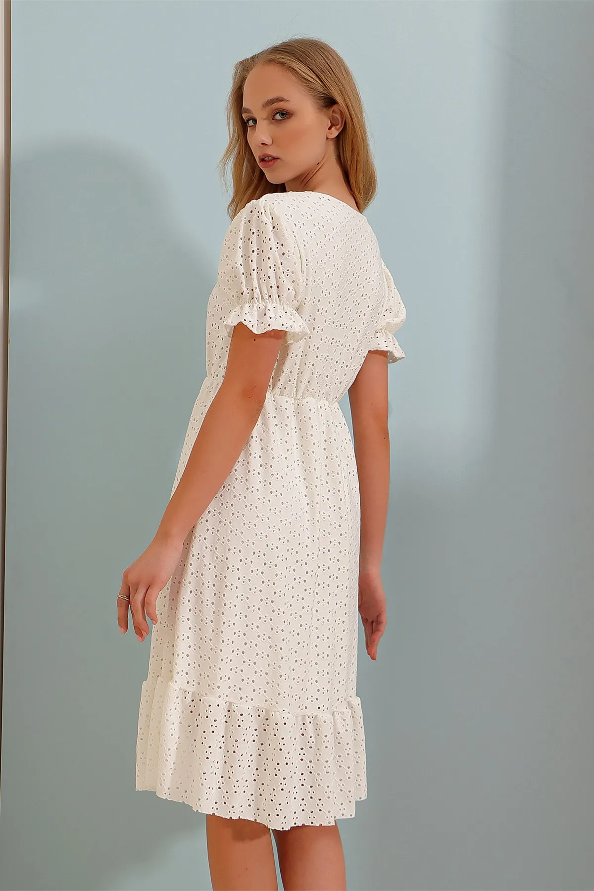 Trend Alaçatı Stili  Ecrufarbenes Damenkleid mit V-Ausschnitt und Wassermelonenärmeln, voll geschnürt und gefüttert ALC-X8289