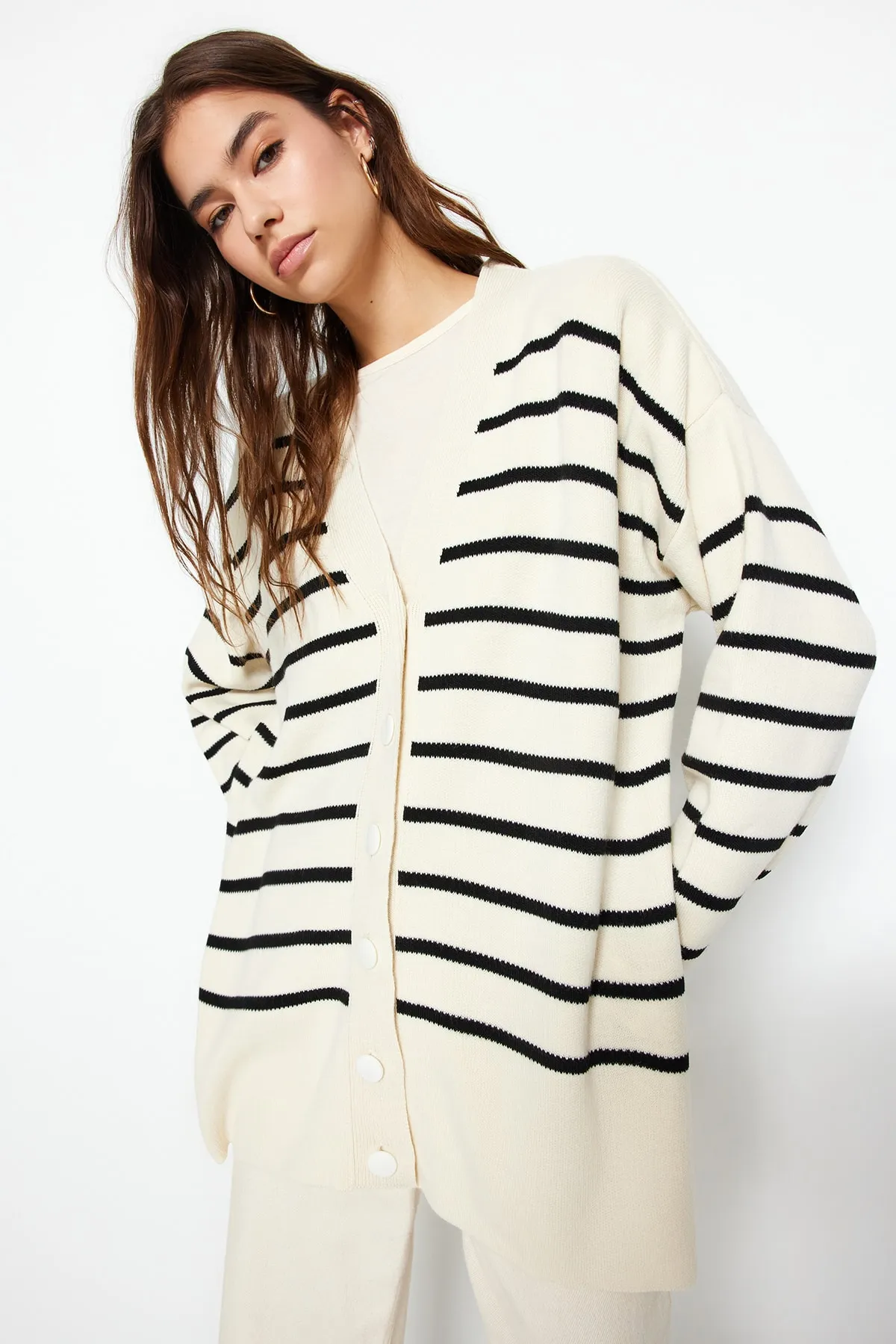 Trendyol Modest  Steinschwarz gestreifte Strickjacke TCTAW24TH00012