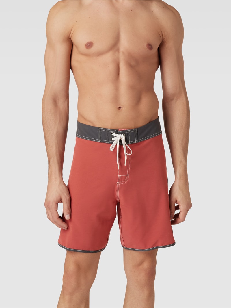Badehose mit Label-Patch Modell 'ORIGINAL SCALLOP' in rot