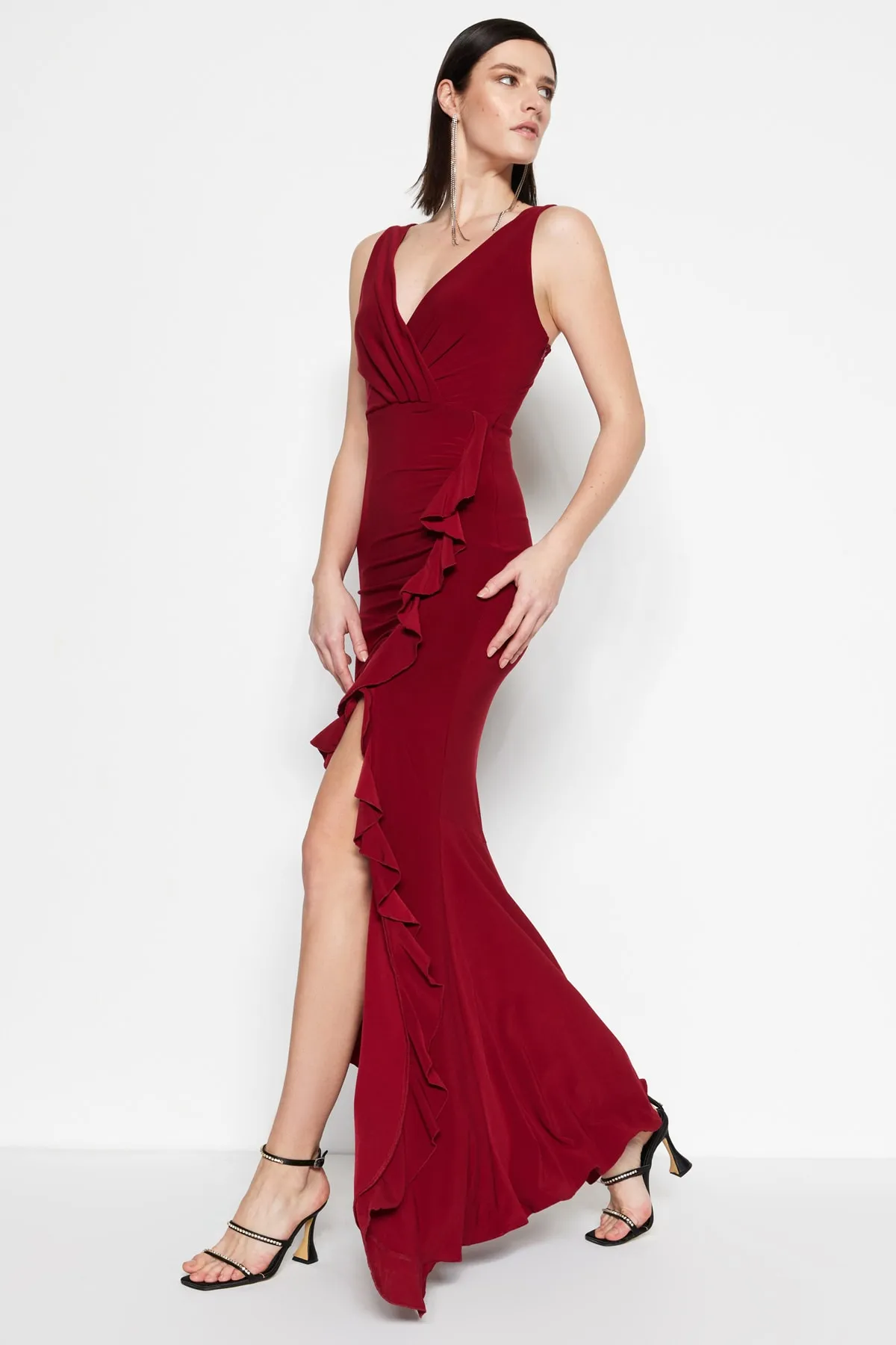 Trendyol Collection  Burgunderrotes, figurbetontes, gefüttertes, gestricktes, langes Abendkleid mit Volant TPRSS19UT0026