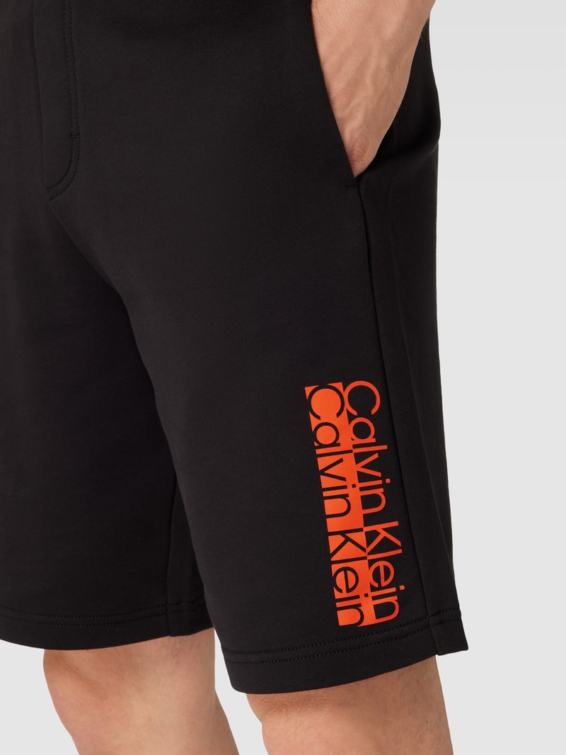 Sweatshorts mit Label-Print in schwarz