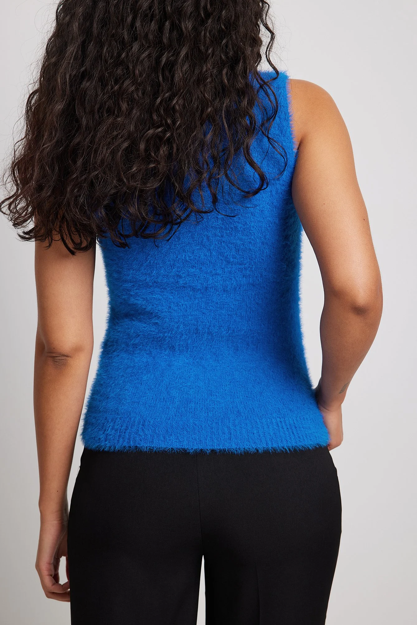 Flauschige hochgeschlossene Strickweste