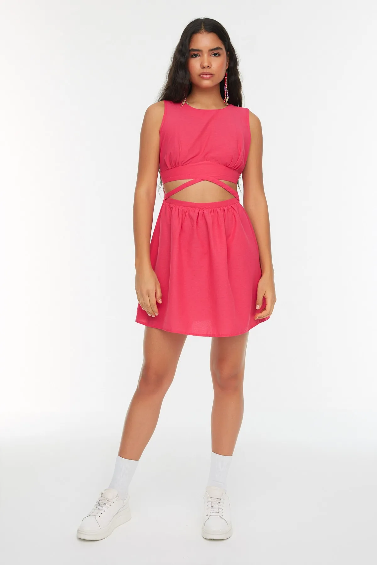 Trendyol Collection  Fuchsiafarbenes, detailliertes Super-Mini-Webkleid mit Ausschnitten TWOSS22EL2242