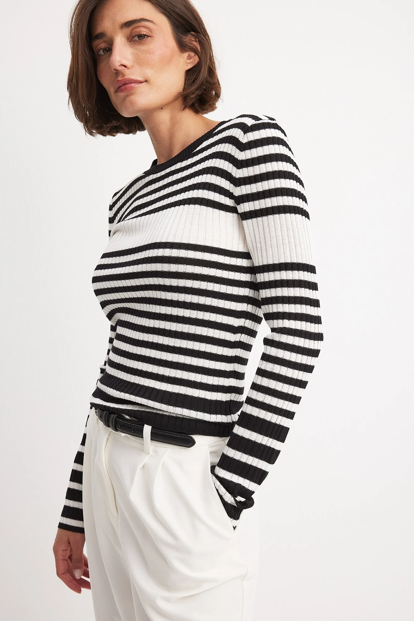 Fein gestrickter, gestreifter Pullover