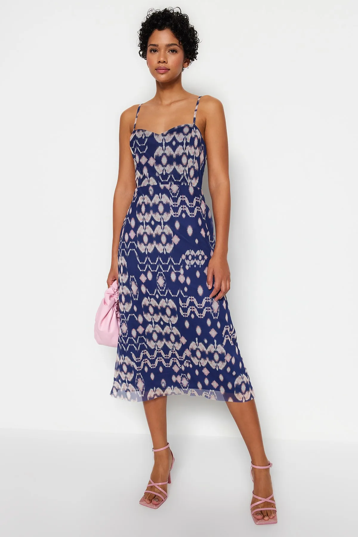Trendyol Collection  Marineblau gemustertes Midi-Strickkleid mit überkreuztem Rücken und detaillierten Trägern und herzförmigem Ausschnitt TWOSS23EL02092