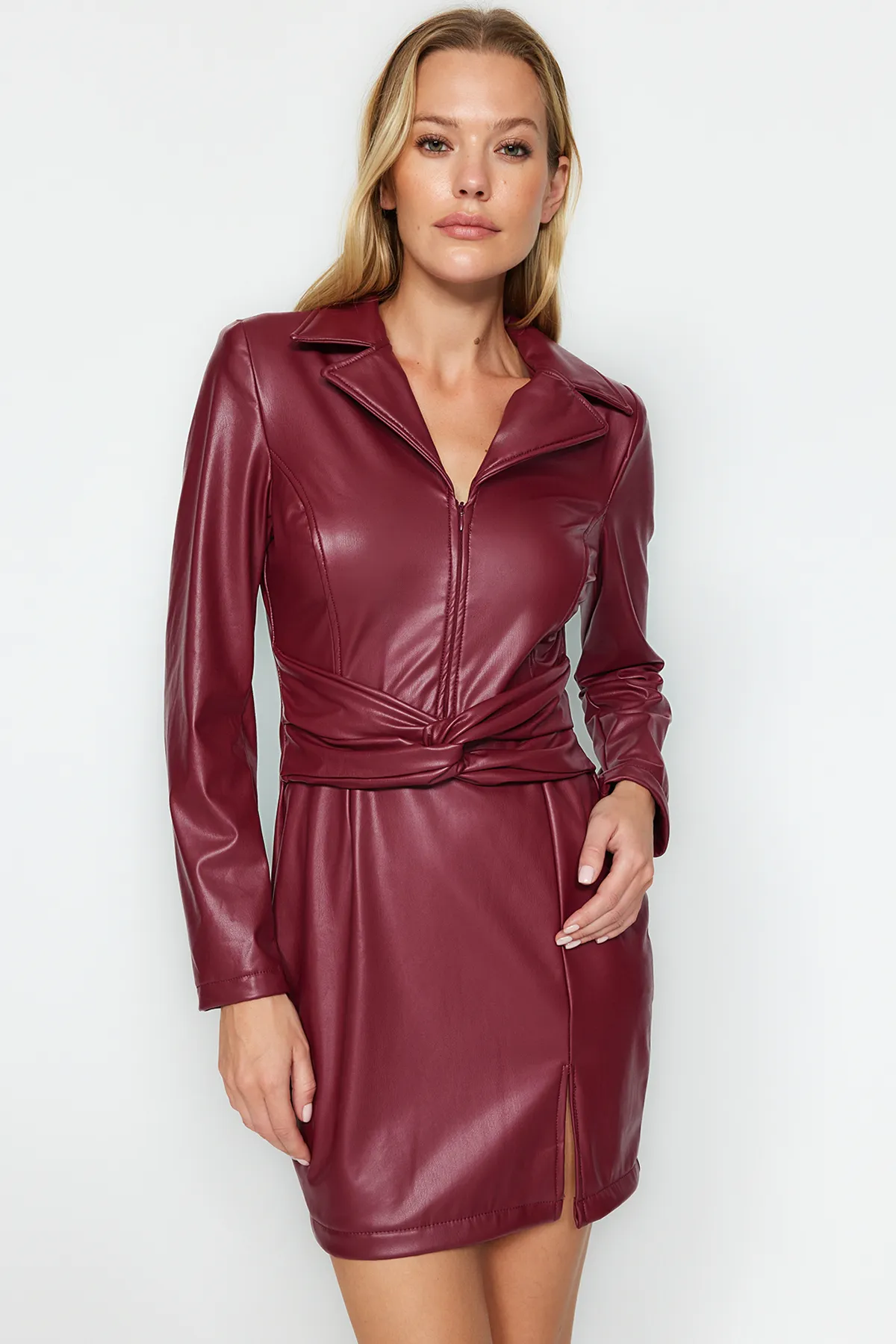 Trendyol Collection  Burgunderfarbenes Kleid aus gewebtem Kunstleder mit Schlitz und Taillendetail TWOAW22EL0554