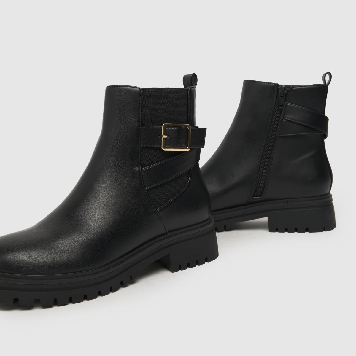 Schuh Arrow vastag csattal ellátott csizma fekete színben