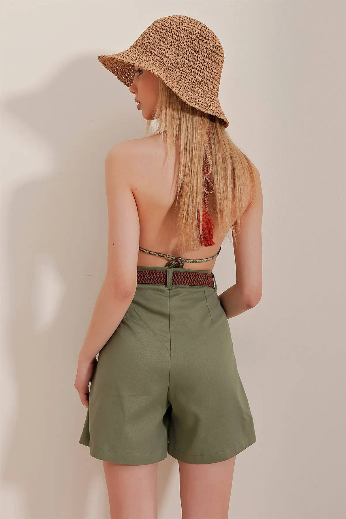 Trend Alaçatı Stili  Khakifarbene Shorts aus Gabardine mit Strohstrick und Gürtel für Damen ALC-X10271