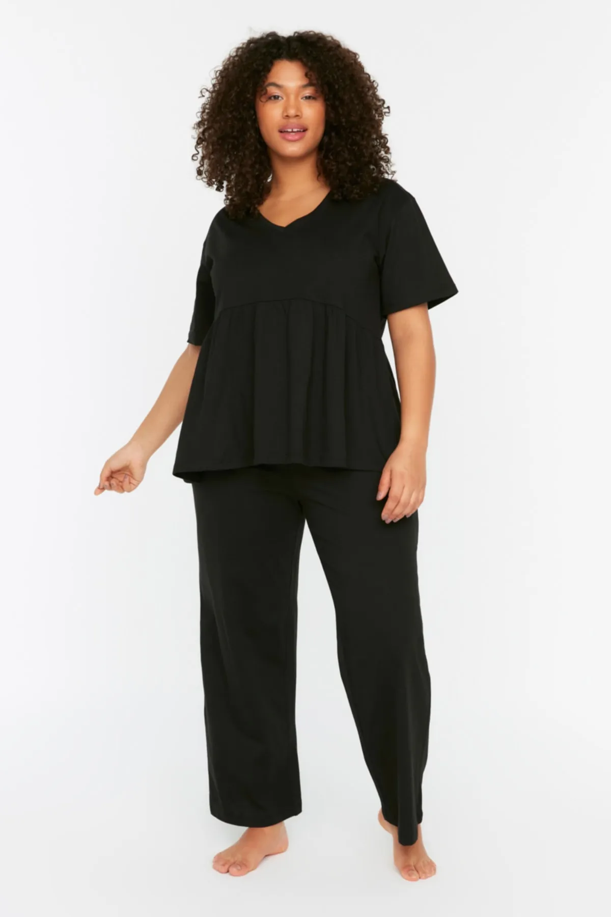 Trendyol Curve  Schwarzes gestricktes Pyjama-Set mit V-Ausschnitt TBBSS22PT0566