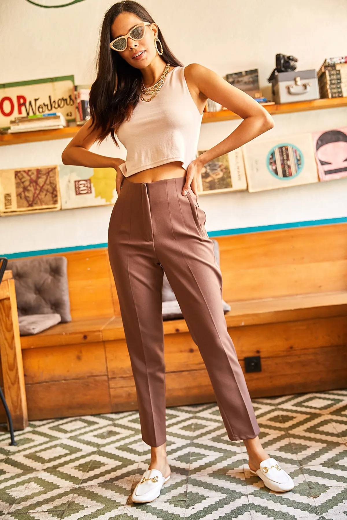 Olalook  Braune, taillierte Damenhose aus Flanell mit Taschen aus Atlasgewebe PNT-19000174