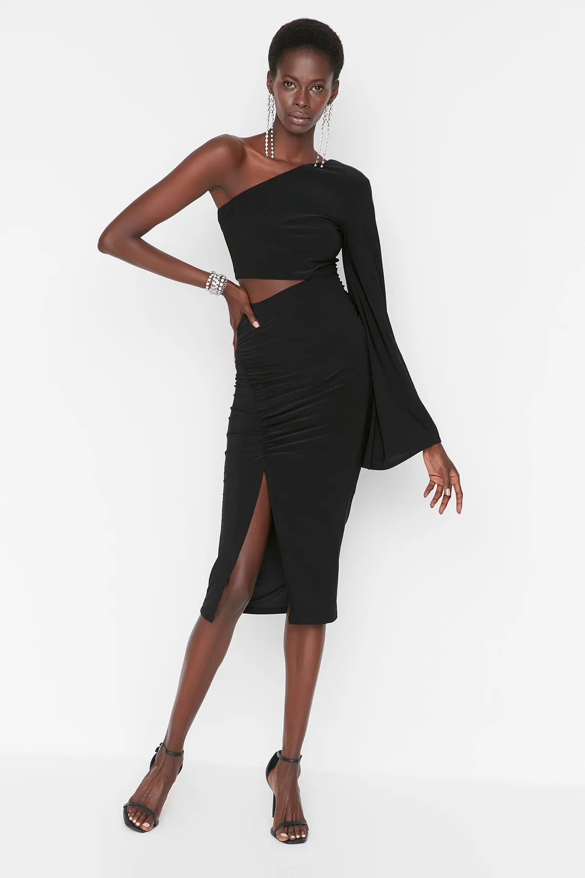 Trendyol Collection  Schwarzes, tailliertes, gestricktes, detailliertes, elegantes Abendkleid TPRSS21EL0181
