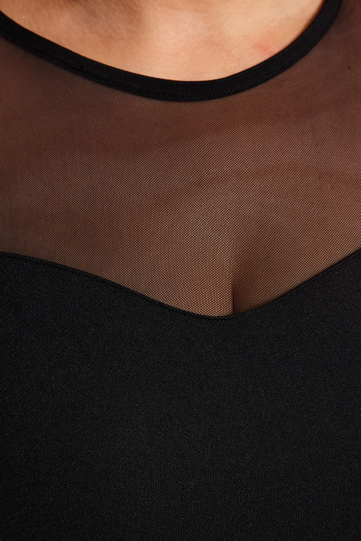 Trendyol Curve  Schwarze, detaillierte Strickbluse aus Tüll mit herzförmigem Ausschnitt TBBAW24AF00015