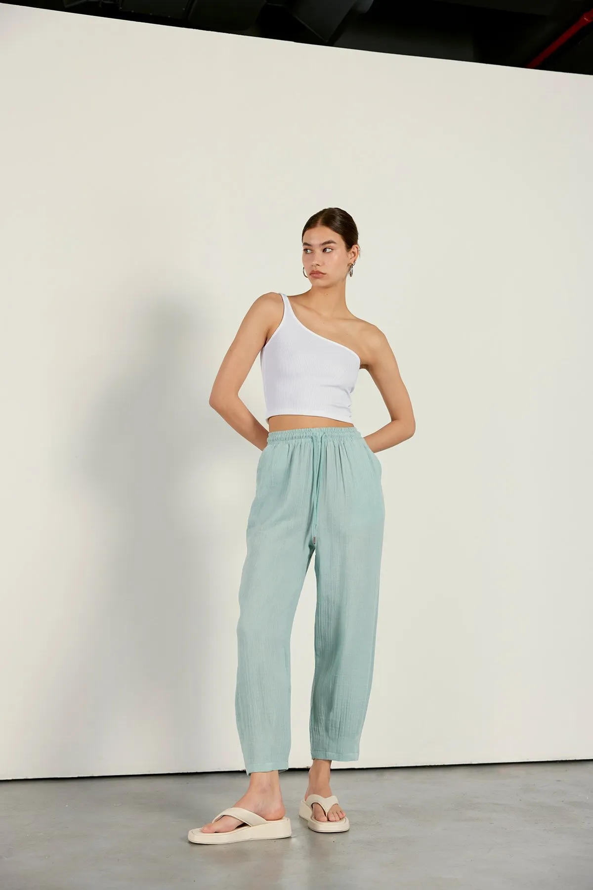 VATKALI  One-Shoulder-Crop-Bluse in Weiß