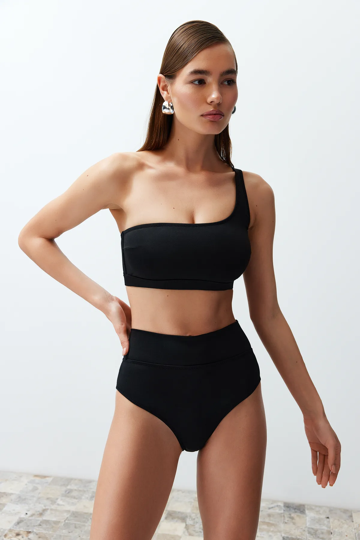 Trendyol Collection  Schwarzes, einschultriges, normales Bikini-Set mit hoher Taille TBESS24BT00126