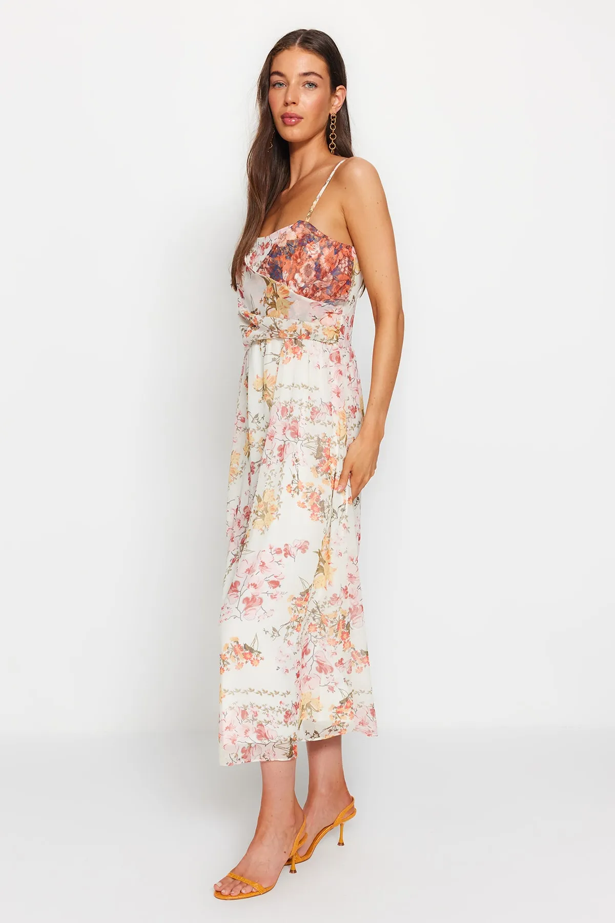 Trendyol Collection  Ecrufarbenes, floral gemustertes Skater-Maxikleid mit Gürtelöffnung und gefüttertem Webmuster TWOSS23EL02421