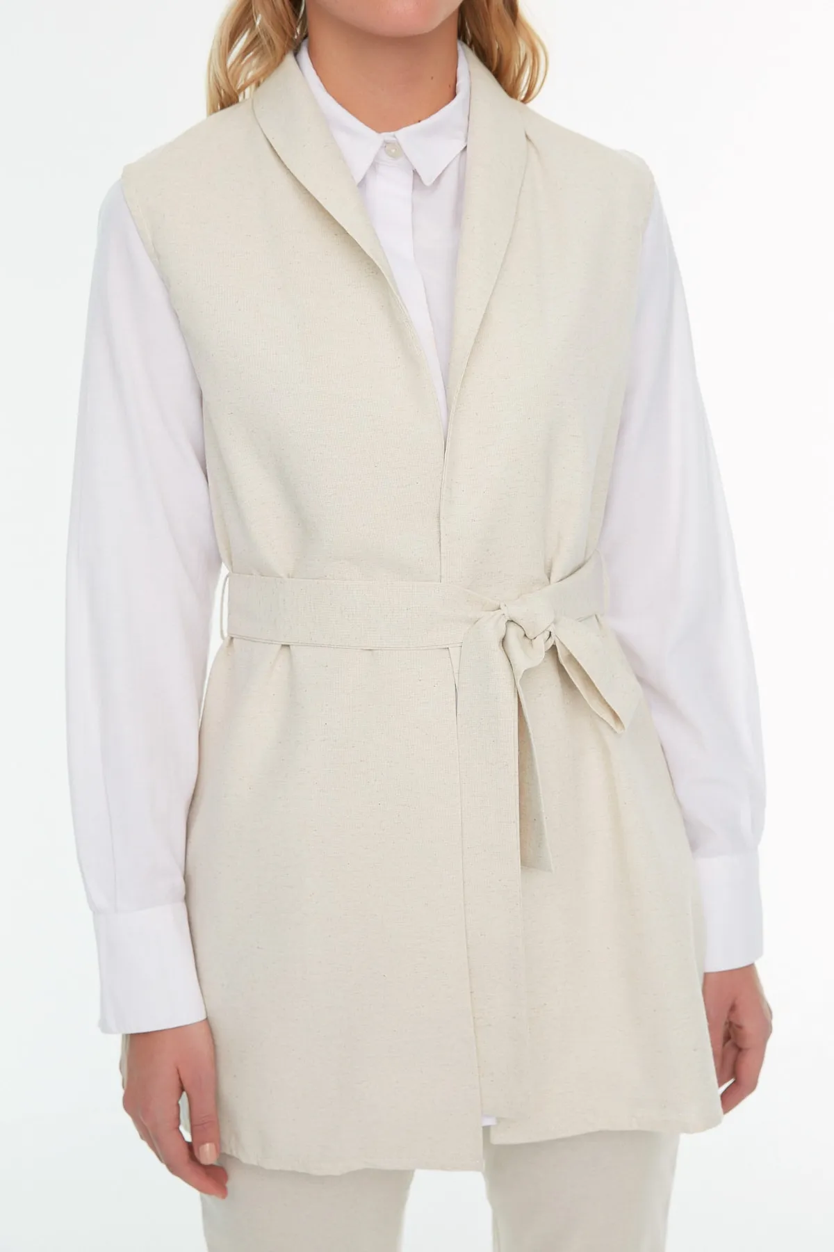 Trendyol Modest  Beigefarbener gewebter Anzug aus Weste und Hose in Leinenoptik mit Gürtel TCTSS22US00003
