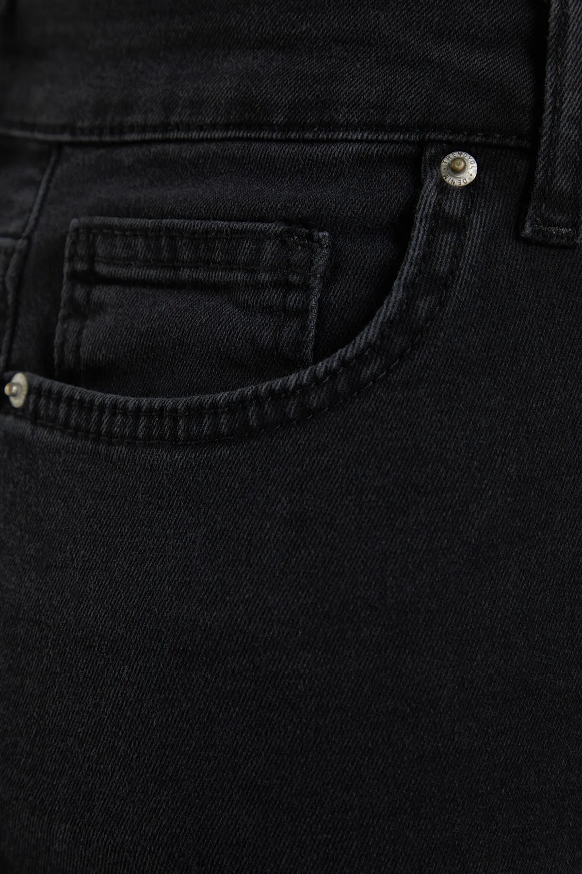 Trendyol Curve  Schwarze Skinny-Jeansshorts mit hoher Taille und Bermuda TBBSS22AP0008