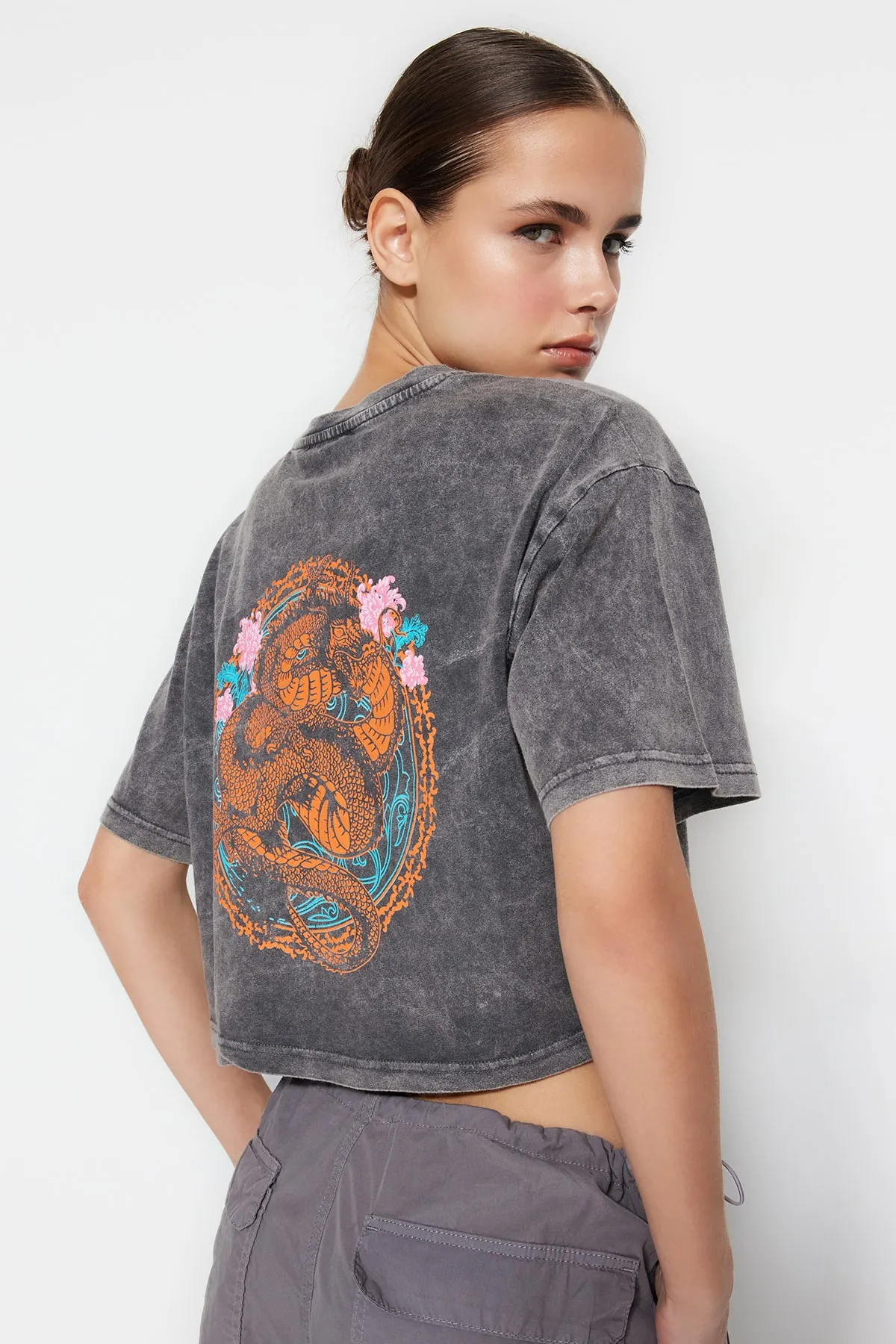 Trendyol Collection  Anthrazitfarbenes, kurz geschnittenes Strick-T-Shirt aus 100 % Baumwolle mit verblasstem Effekt auf der Rückseite und Rundhalsausschnitt TWOSS23TS00116