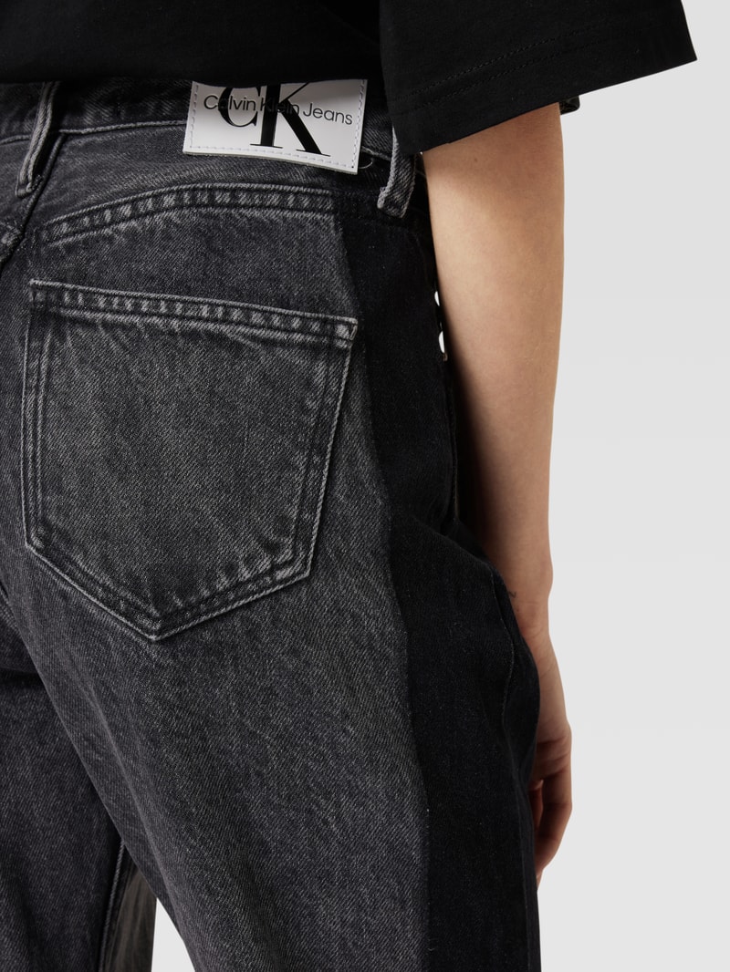 High Rise Jeans mit Coloured Denim in schwarz