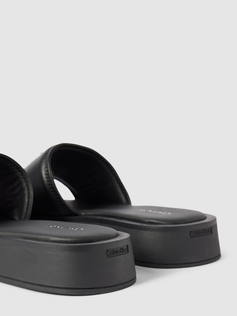Slides mit Label-Details Modell 'FLATFORM' in schwarz