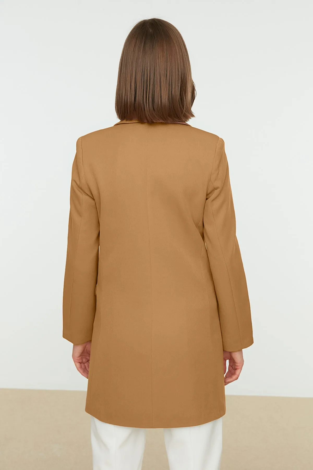 Trendyol Modest  Kamelfarbener Blazer aus Webstoff mit doppelter Knopftasche und detailliertem Futter TCTAW22CK0007