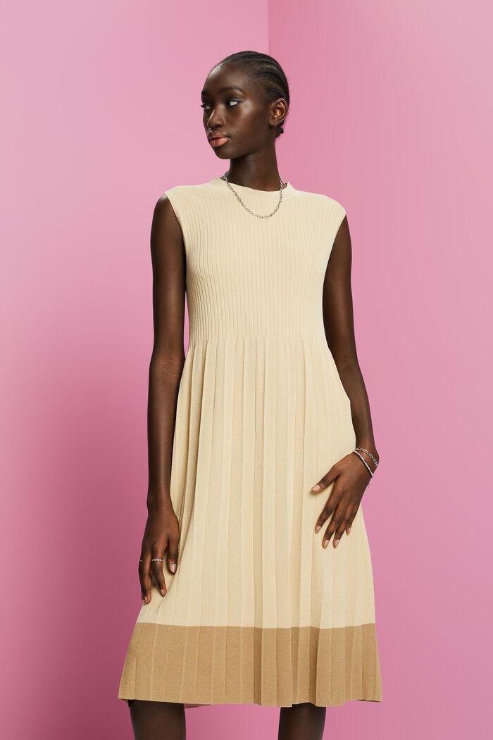 Plissiertes, ärmelloses Maxikleid mit Rundhals