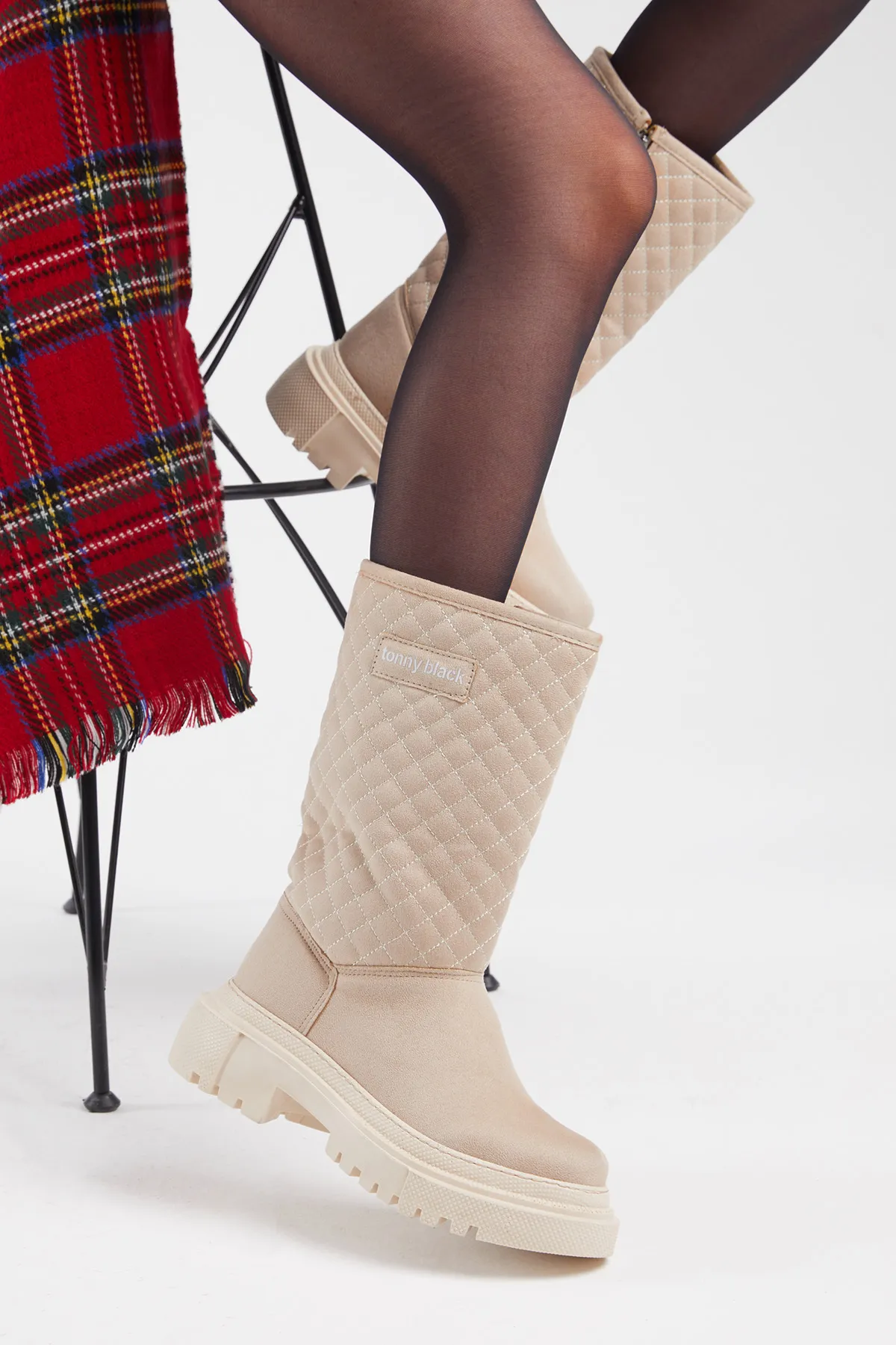 Tonny Black  Cremefarbene, gesteppte, gemusterte, bequeme lange Damenstiefel aus Wildleder