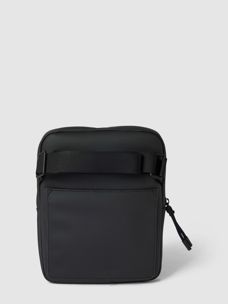 Umhängetasche mit Label-Patch in schwarz