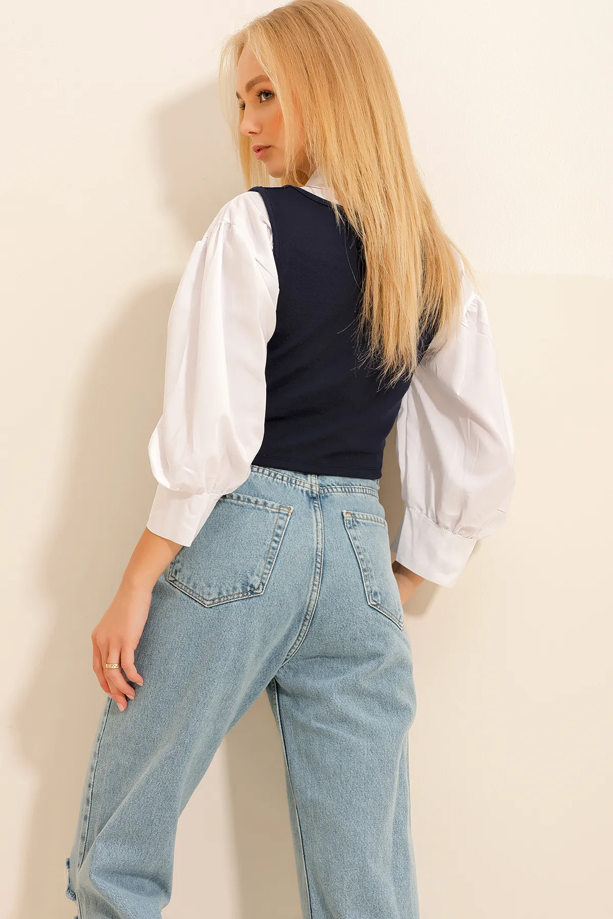 Trend Alaçatı Stili  Marineblaue, geknöpfte Crop-Weste mit Herzkragen für Damen ALC-X11053