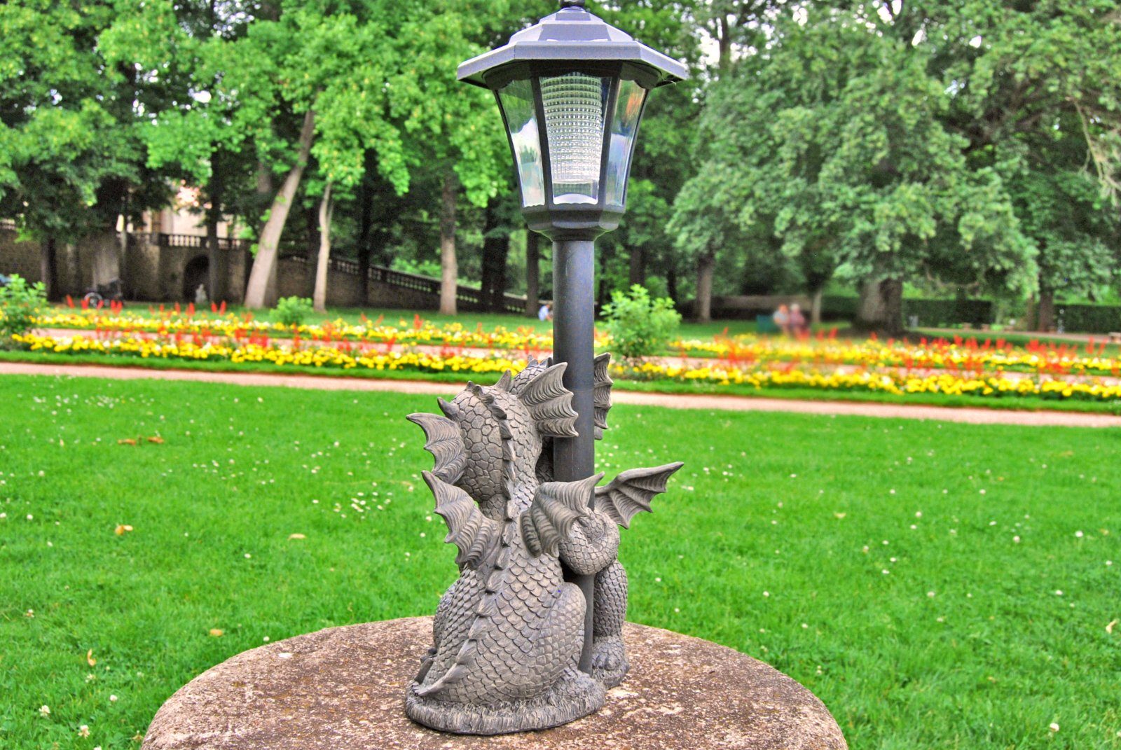 MystiCalls Gartenfigur Gartendrache - Modell Liebespaar mit Solar-Laterne