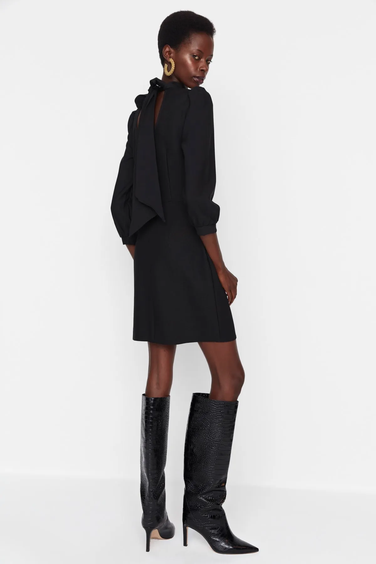 Trendyol Collection  Schwarzes Mini-Webkleid mit hohem Kragen TWOAW20EL1691
