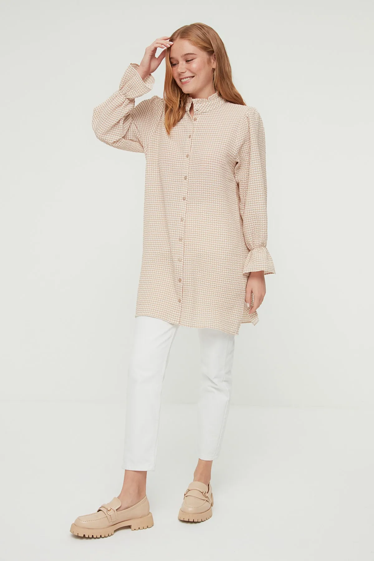 Trendyol Modest  Beiges gewebtes Seersucker-Hemd mit Gingham-Muster TCTSS22GO0110