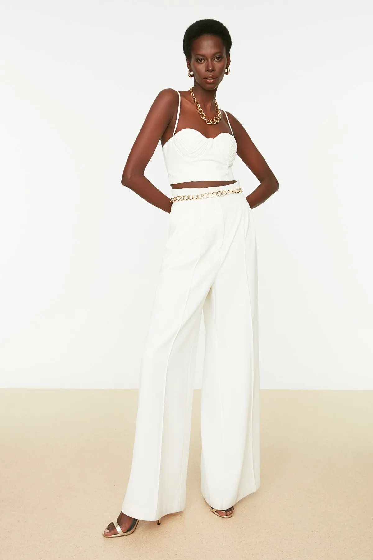 Trendyol Collection  Ecrufarbenes, bauchfreies, gefüttertes Bustier aus Webstoff TPRSS21BS0008