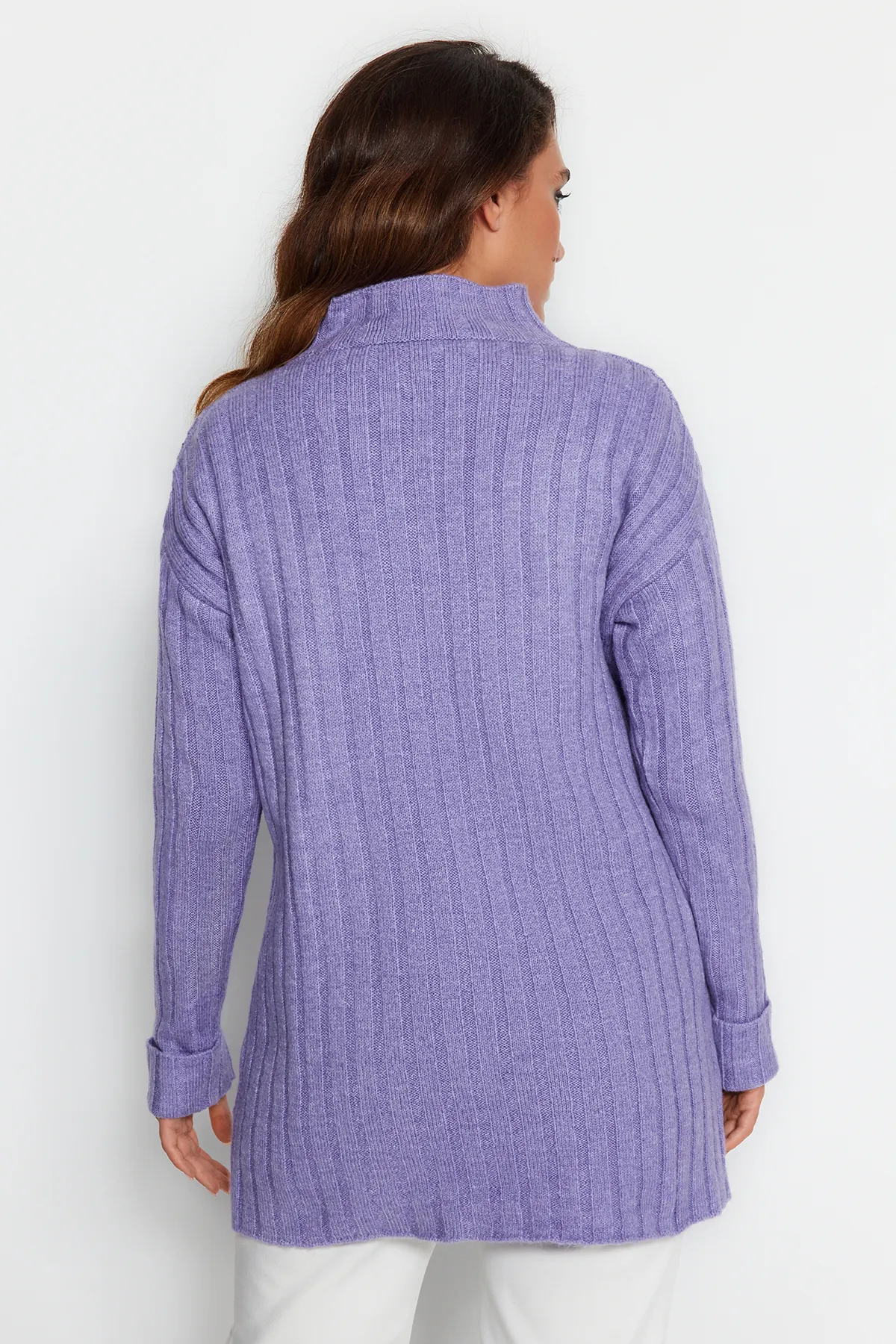 Trendyol Modest  Gerippter Strickpullover mit lilafarbenem Kragen und Knöpfen TCTAW23AK00035