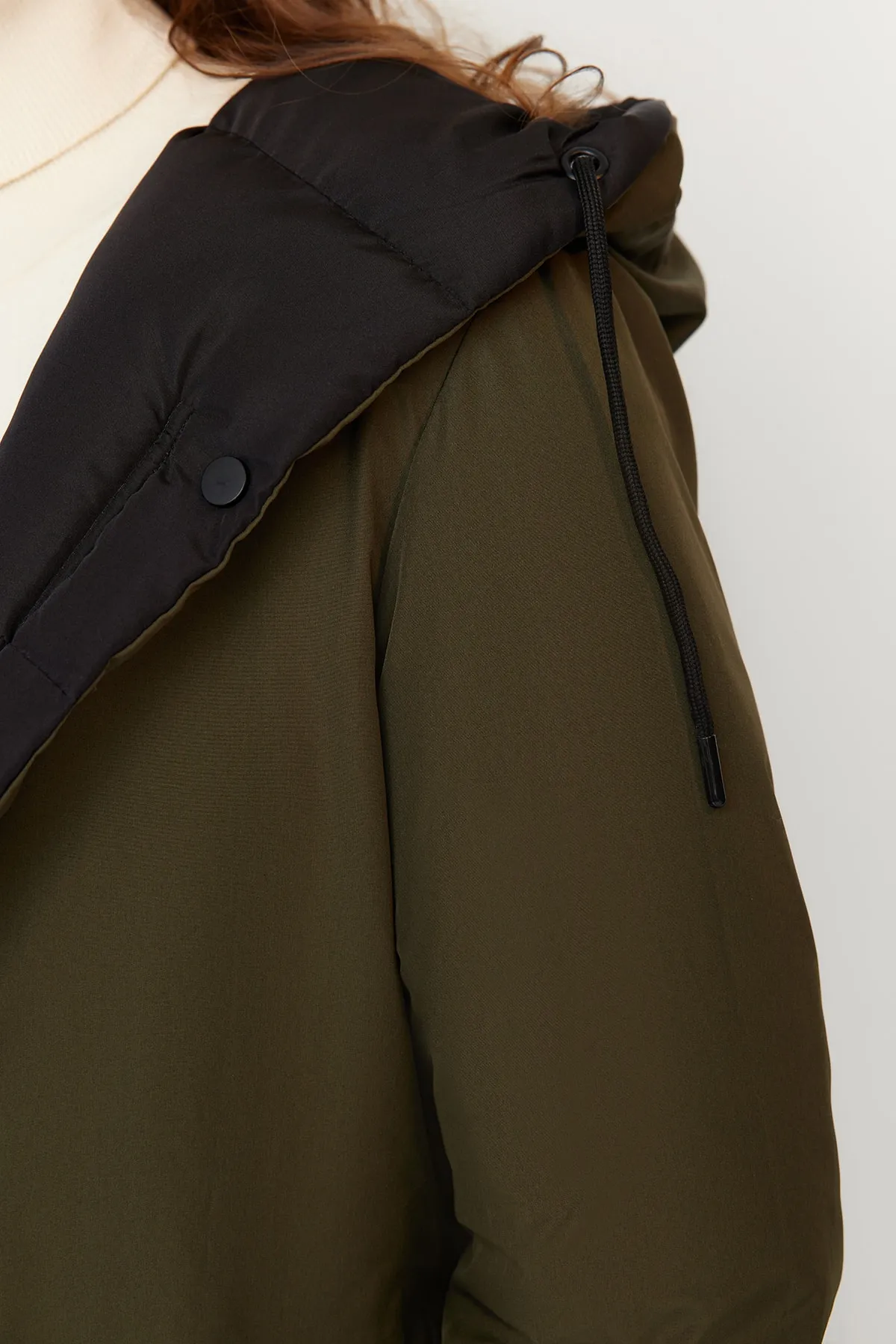 Trendyol Collection  Schwarz-khakifarbene, wendbare, wasserabweisende lange Pufferjacke mit Kapuze TWOAW23MO00052