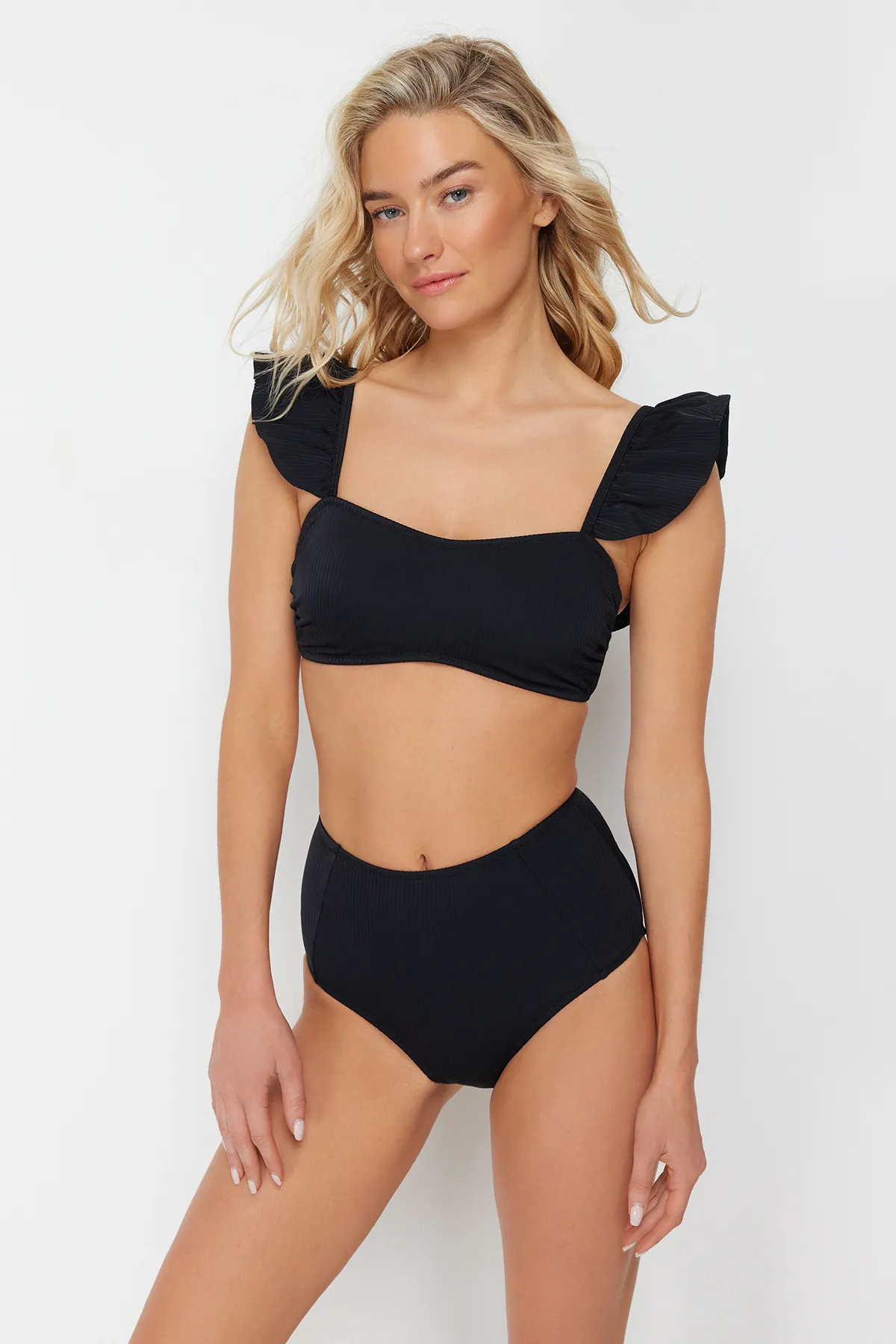 Trendyol Collection  Schwarzes Bralet-Rüschen-strukturiertes Hipster-Bikini-Set mit hoher Taille TBESS22BT0049