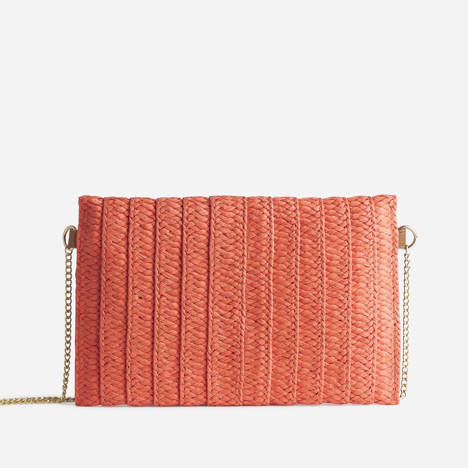 Sac pochette orange en papier tressé et clouté
