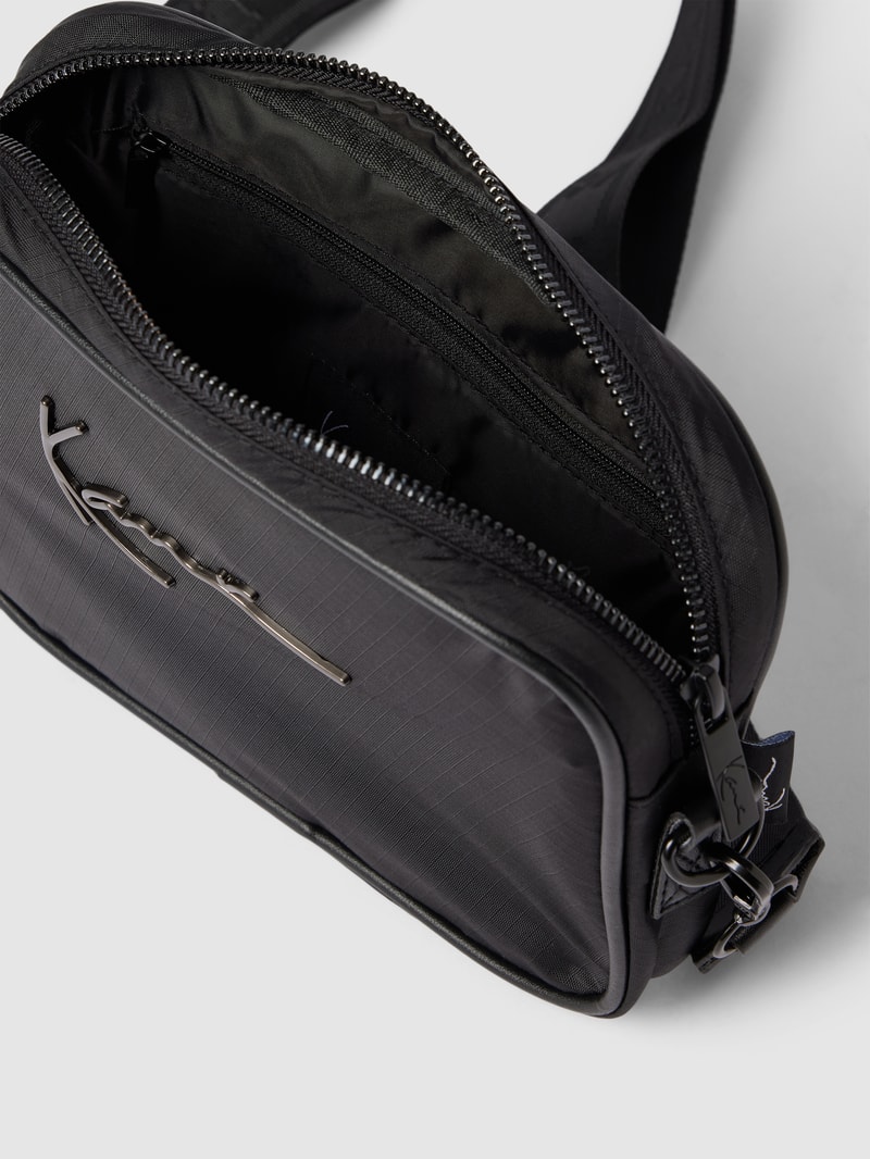 Umhängetasche mit Label-Detail in schwarz