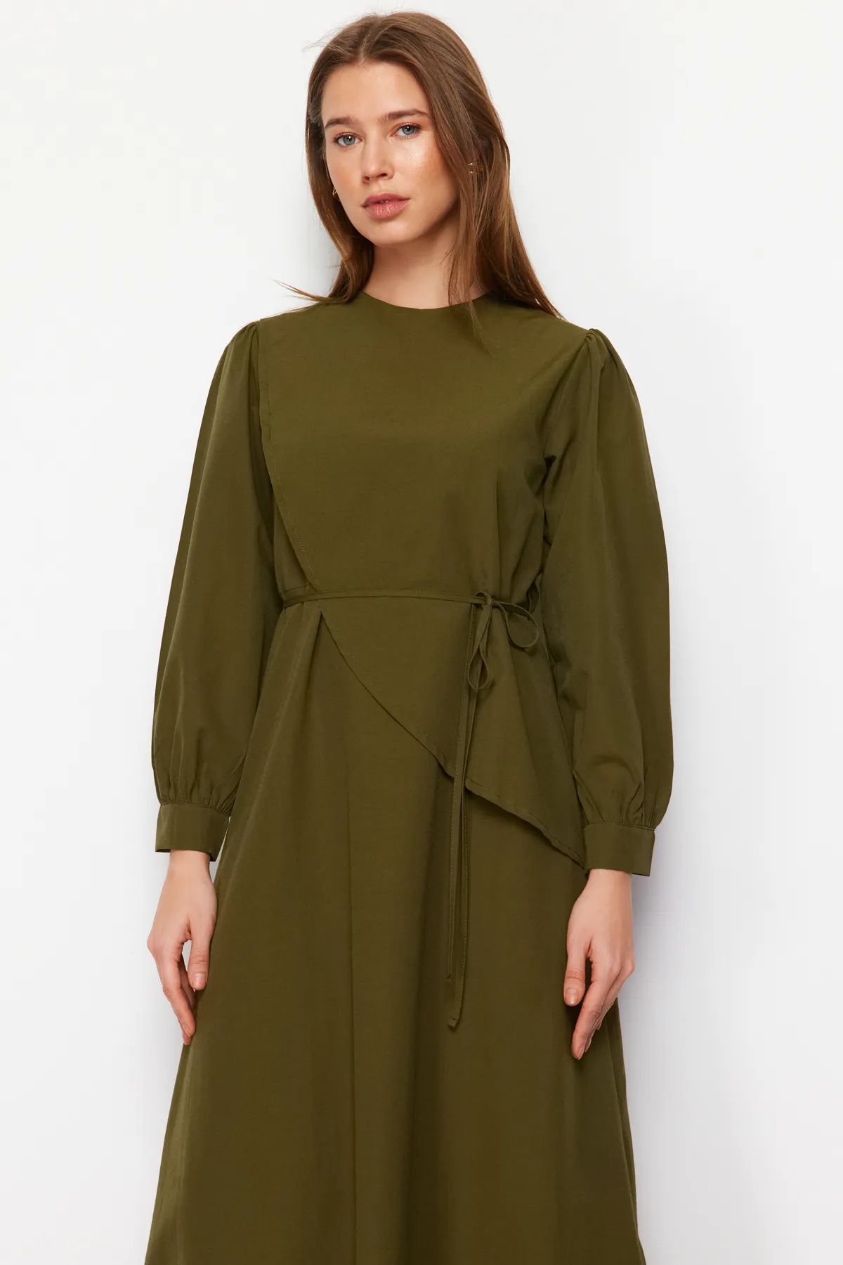 Trendyol Modest  Khakifarbenes, geschlitztes Kleid aus gewebter Baumwolle mit Gürtel vorn TCTSS23EB00360