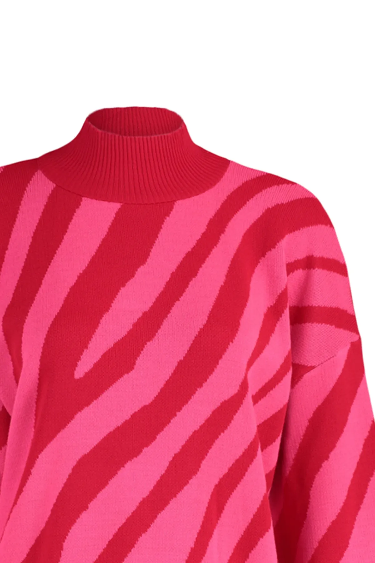 Trendyol Modest  Rot-rosa Strickpullover mit Tierstreifenmuster TCTAW23KZ00066