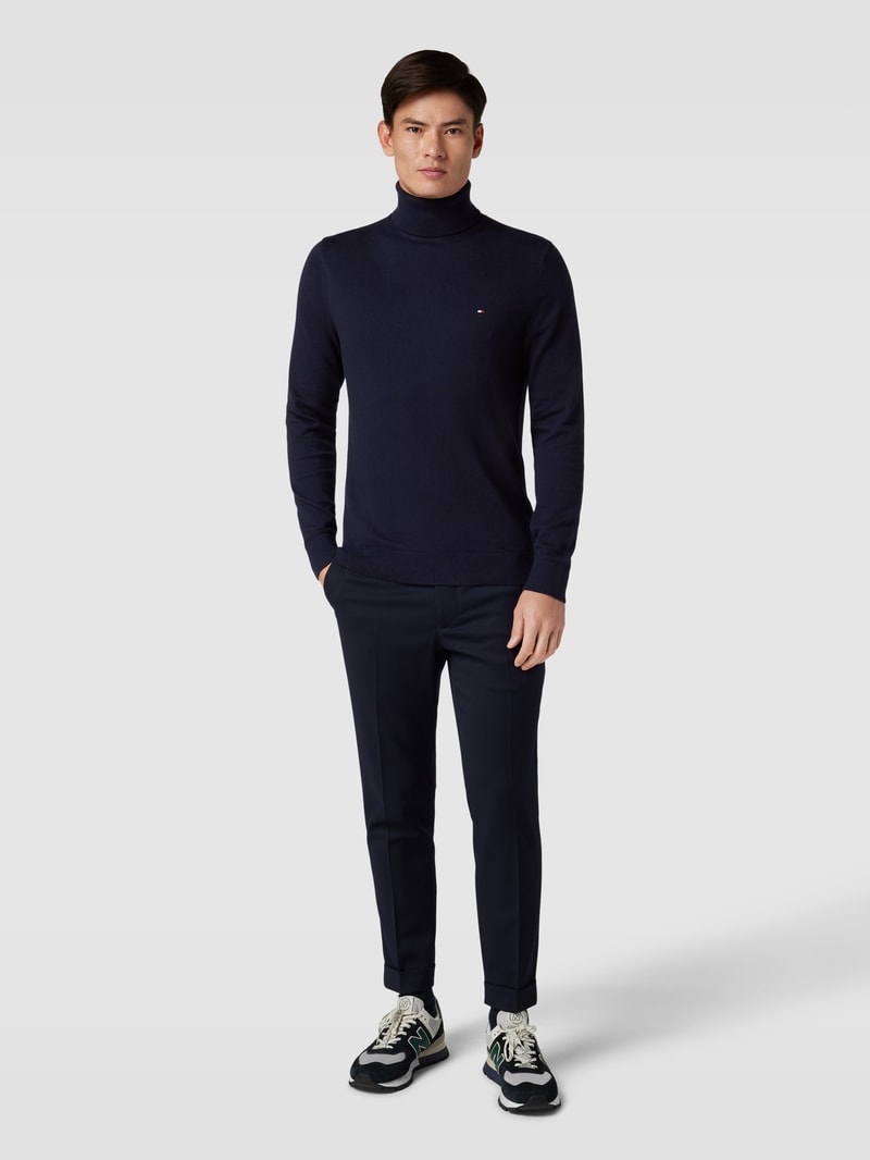 Rollkragenpullover mit Kaschmir-Anteil und Logo-Stitching in marineblau