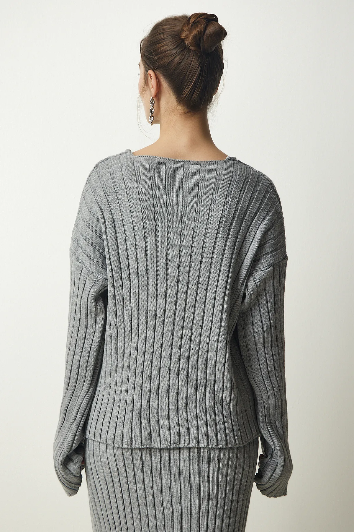 Happiness İstanbul  Graues Strickwaren-Set mit geripptem Pullover und Rock für Damen YY00188