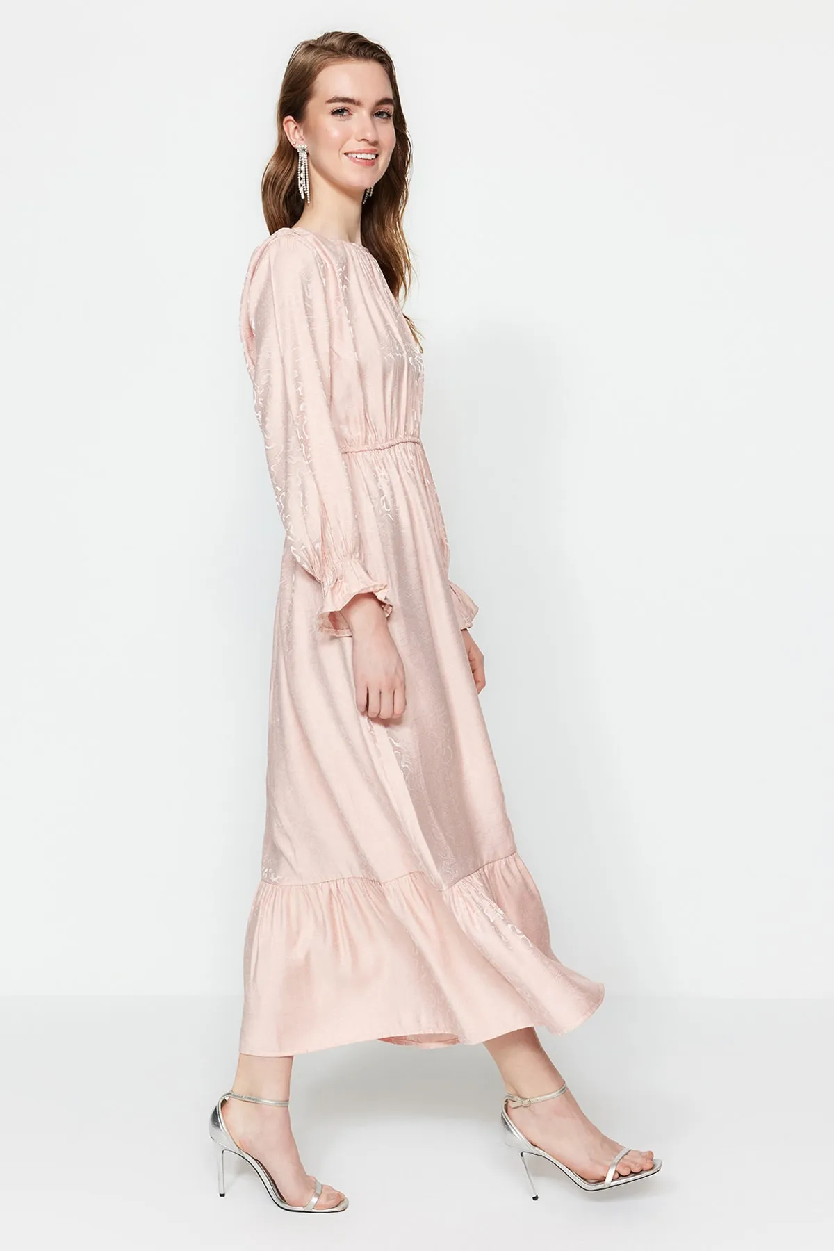 Trendyol Modest  Hellrosa Abendkleid mit selbstgemustertem Raffdetail TCTSS23DB00035
