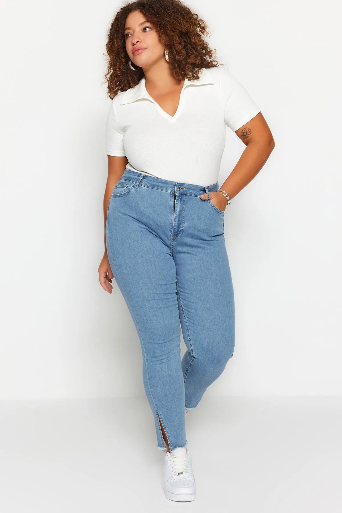 Trendyol Curve  Blaue, flexible Skinny-Denim-Jeans mit Schlitz und Quastendetail TBSSS23CJ00020