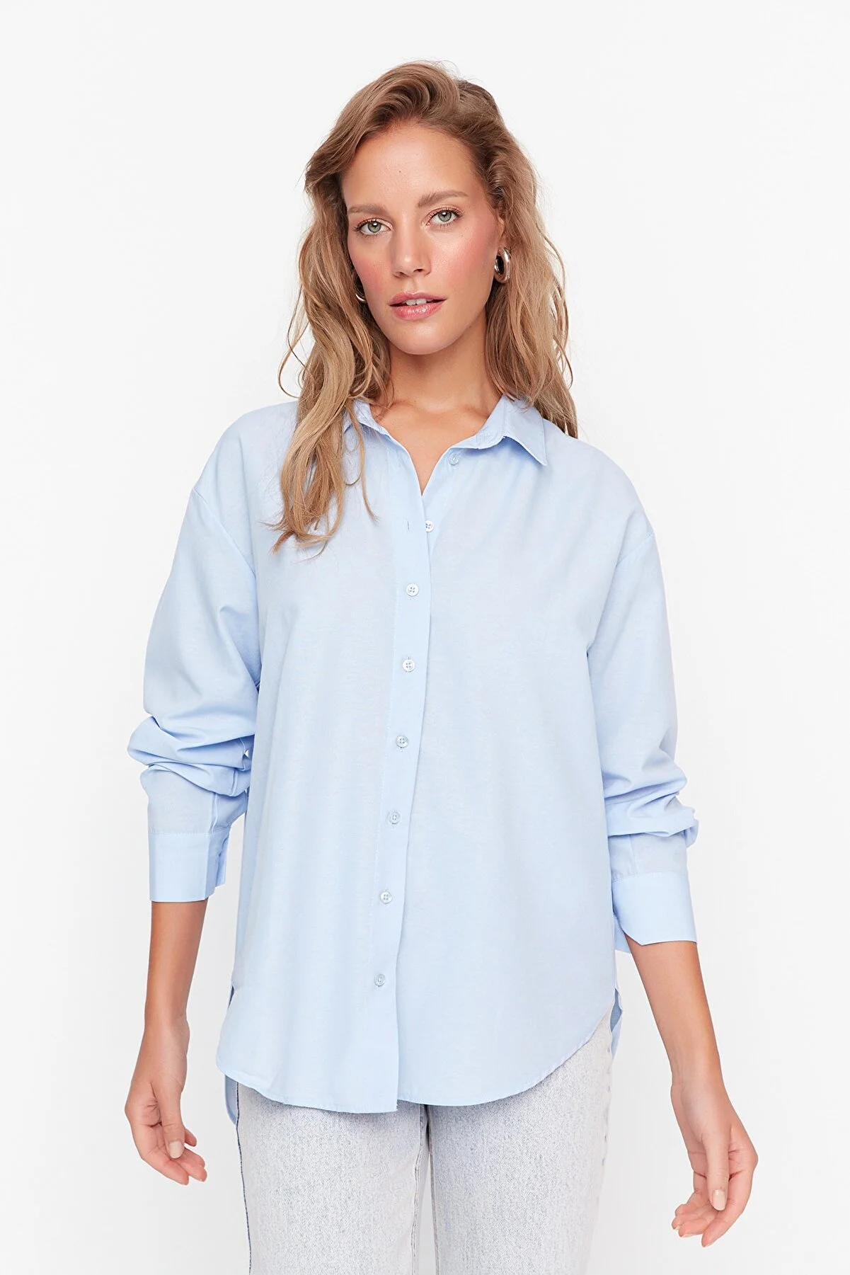 Trendyol Collection  Blaues, locker geschnittenes Hemd aus Baumwollgewebe TWOAW20GO0107