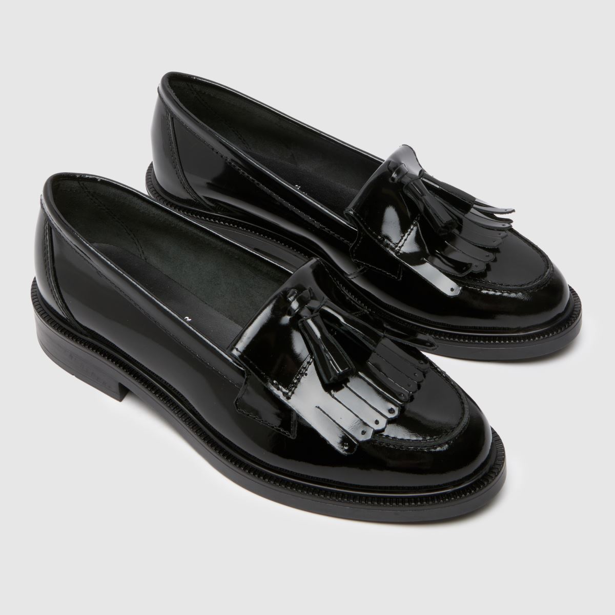 Schuh – Lizzie – Svarta, platta loafers i lackat läder med bred passform