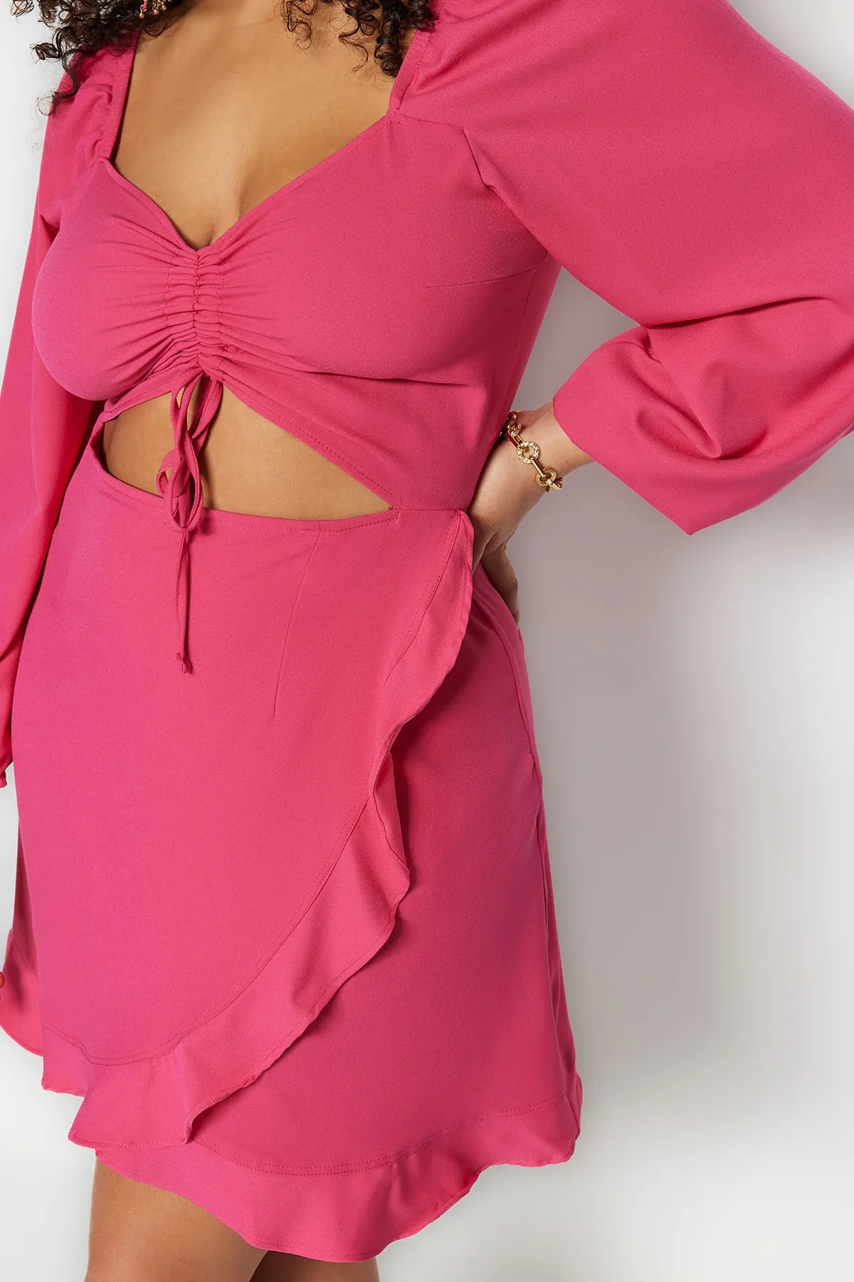 Trendyol Curve  Fuchsiafarbenes, gewebtes Kleid mit Cut-Out-Details TBBSS23AH00170