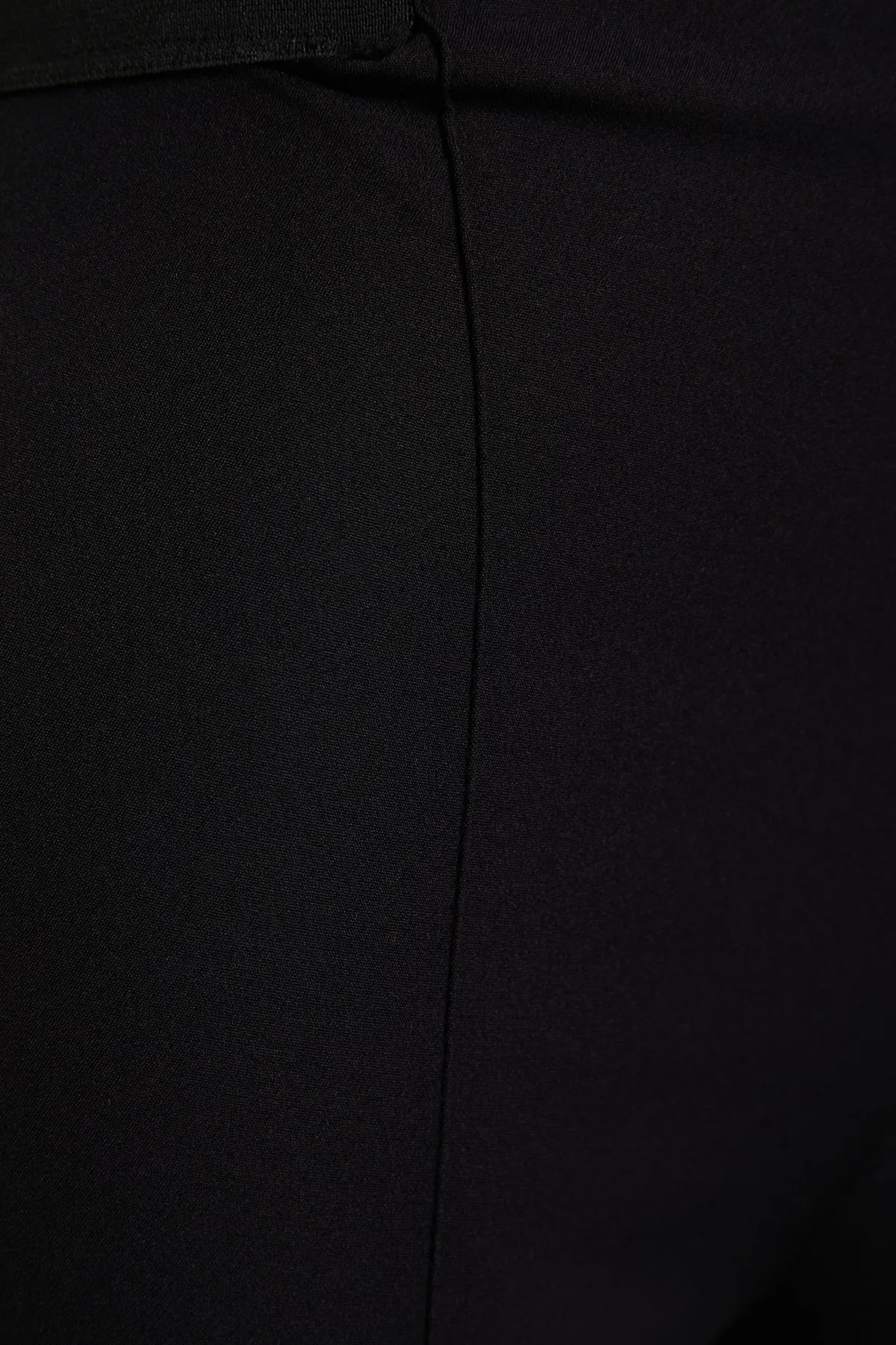 Trendyol Curve  Schwarze gewebte Hose mit elastischem Bund TBBSS22AR0020