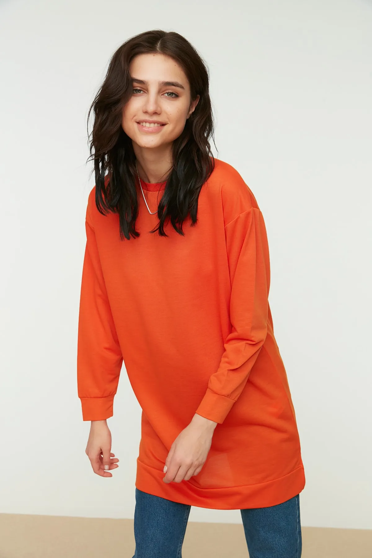 Trendyol Modest  Orangefarbenes Basic-Strick-Sweatshirt mit Rundhalsausschnitt und Schlitz und detailliertem Ausschnitt TCTAW22TW0138