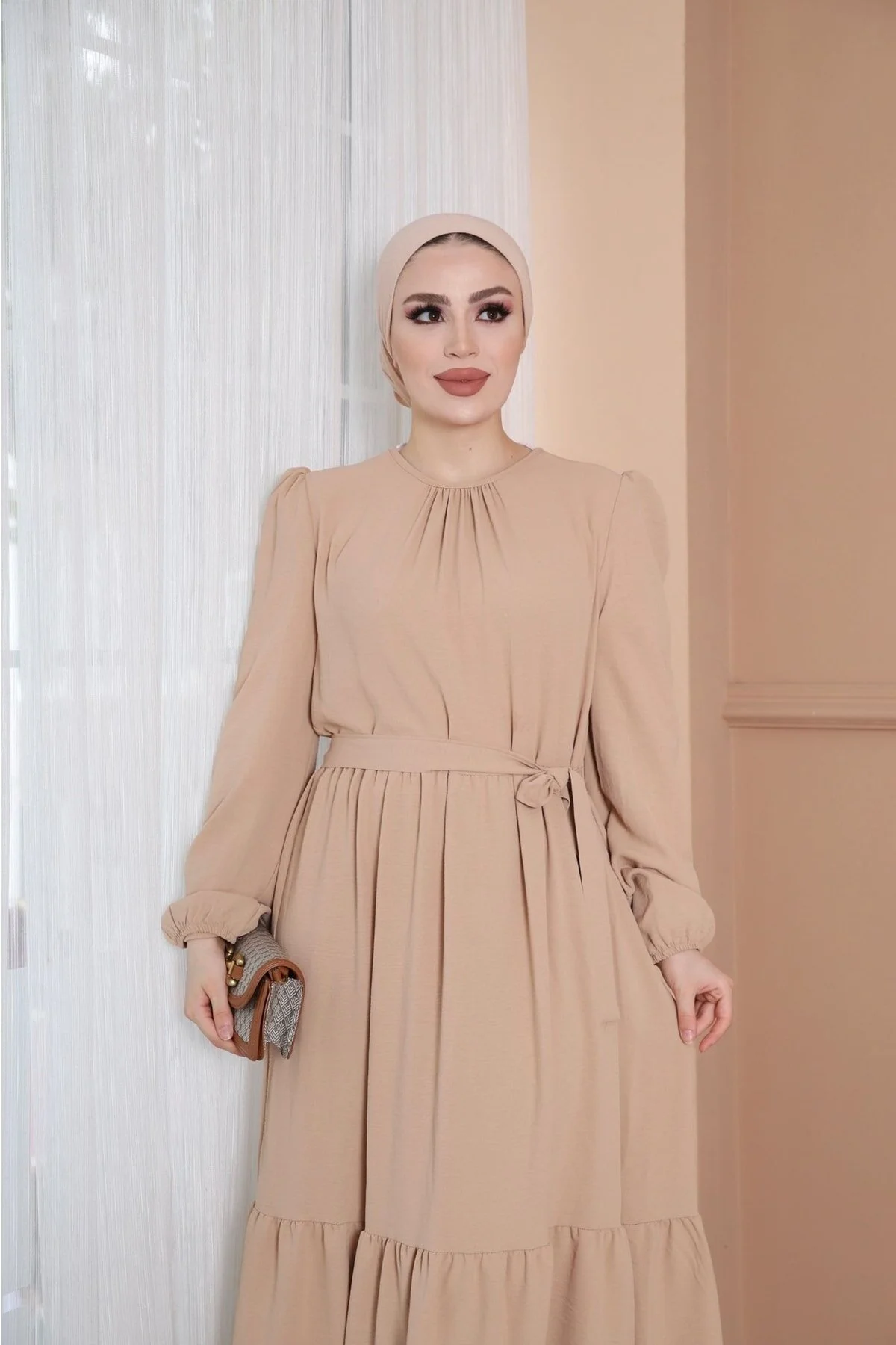 VOLT CLOTHİNG  Ayrobin Kleid mit Gürtel und Rüschendetail am Kragen